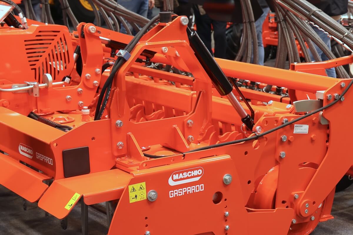 Dettaglio del sistema idraulico di regolazione dell'erpice Toro Super Rapido di Maschio Gaspardo